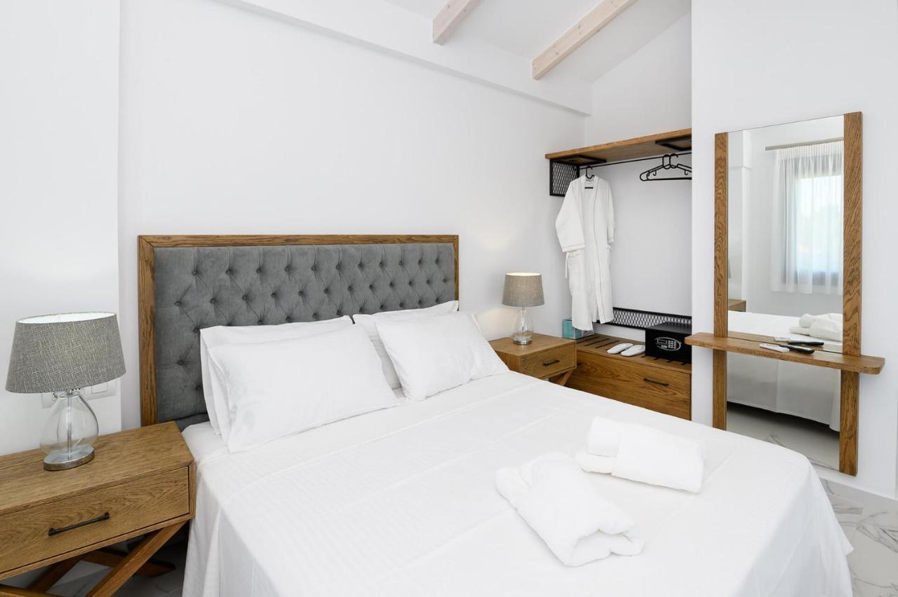 Momento Luxury Apartments Walking Distance From The Beach Никиана Екстериор снимка
